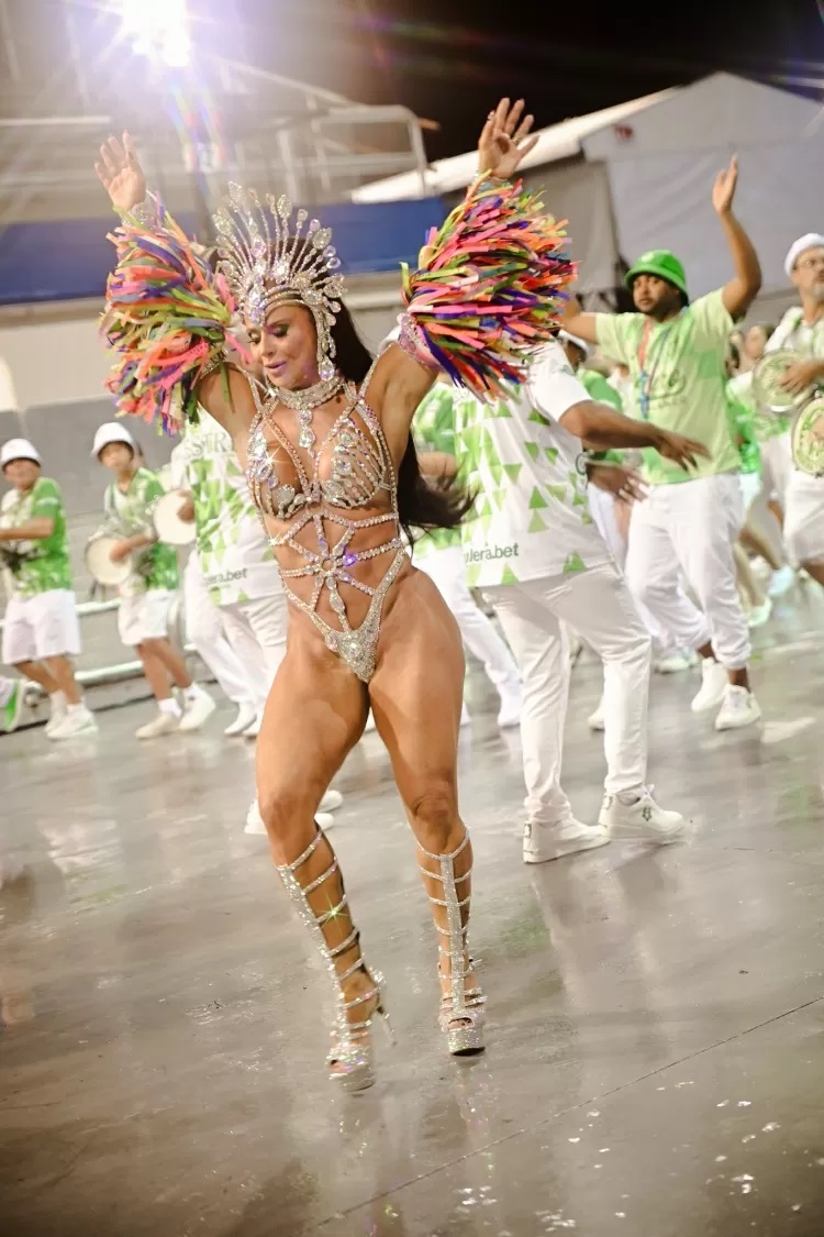 
        
        
            Viviane Araújo deixa bumbum à mostra em ensaio de Carnaval
        
    