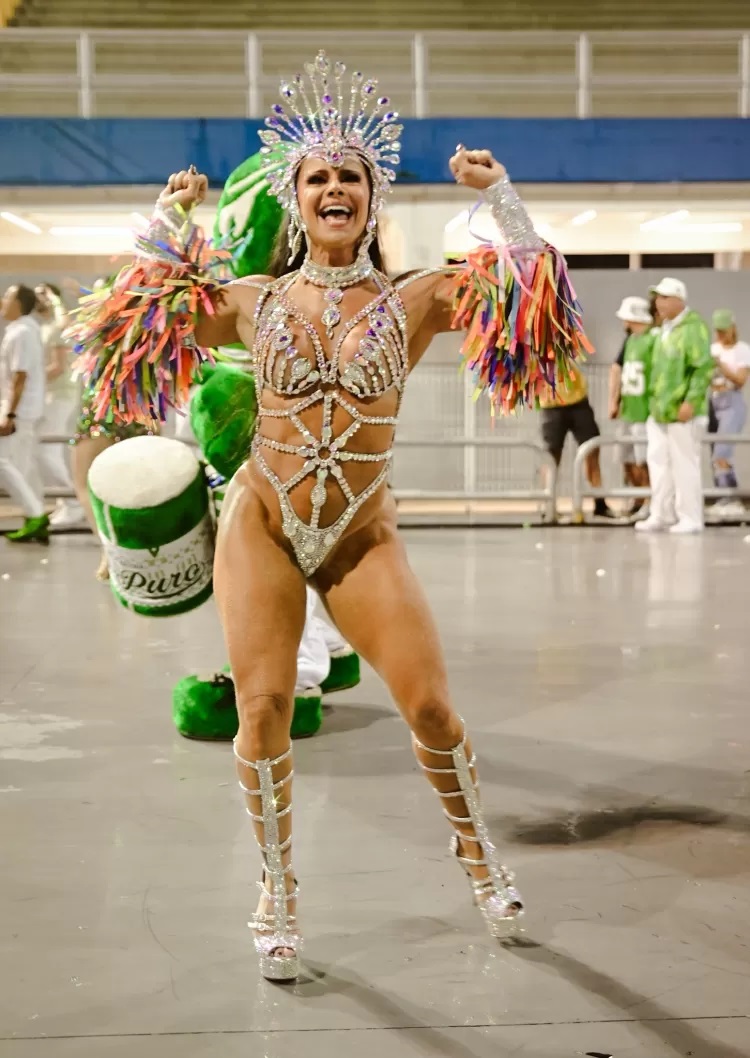 
        
        
            Viviane Araújo deixa bumbum à mostra em ensaio de Carnaval
        
    