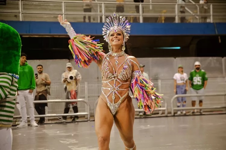 
        
        
            Viviane Araújo deixa bumbum à mostra em ensaio de Carnaval
        
    