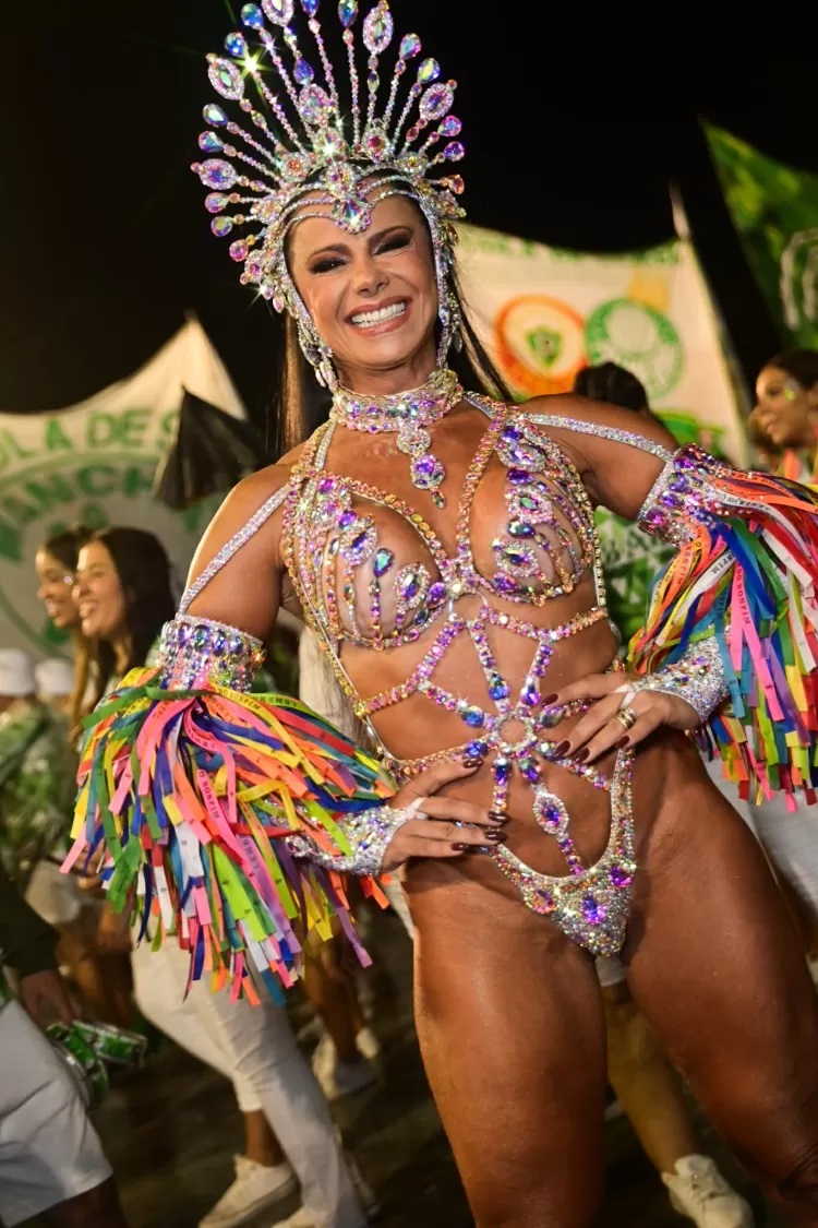 
        
        
            Viviane Araújo deixa bumbum à mostra em ensaio de Carnaval
        
    