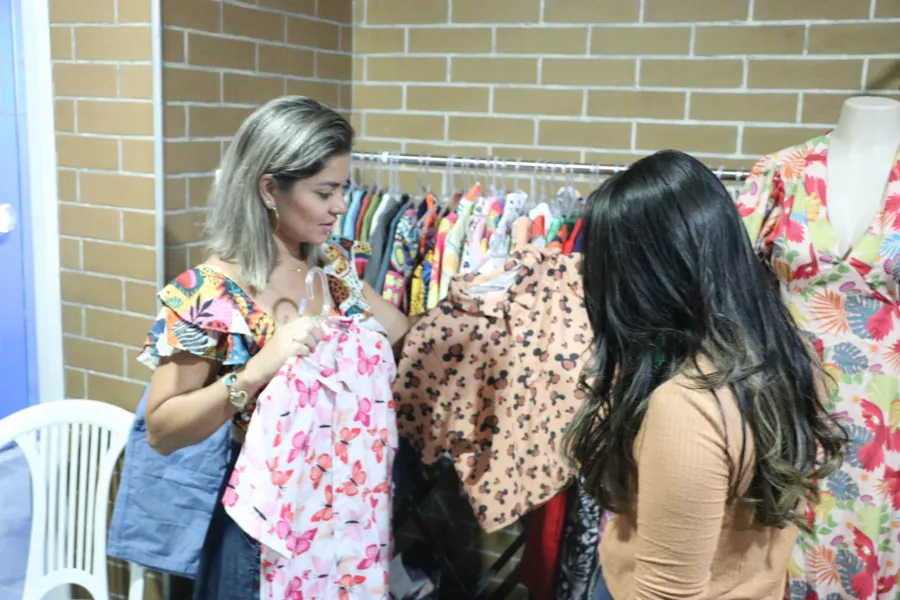 Mulheres empreendedoras expõem produtos em feira artesanal