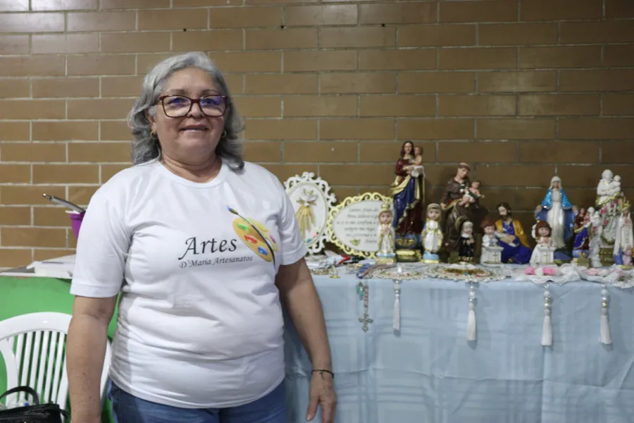Mulheres empreendedoras expõem produtos em feira artesanal