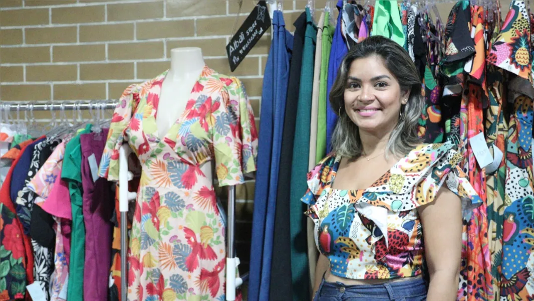 Mulheres empreendedoras expõem produtos em feira artesanal