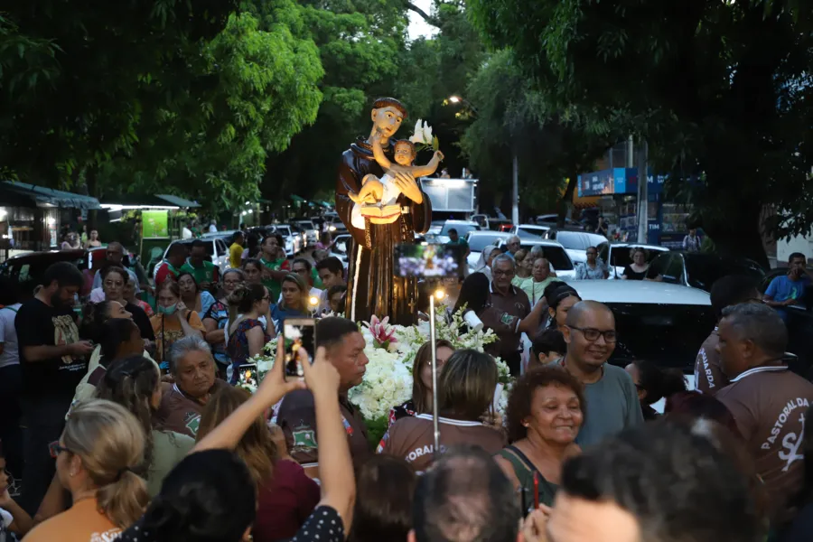 Benção, Santo Antônio! Veja imagens da procissão em Belém