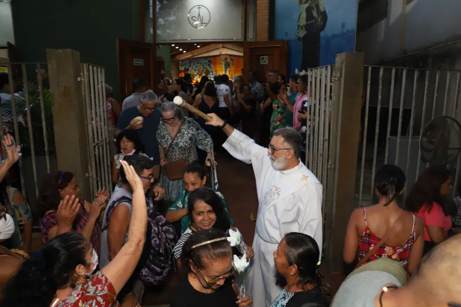 Benção, Santo Antônio! Veja imagens da procissão em Belém