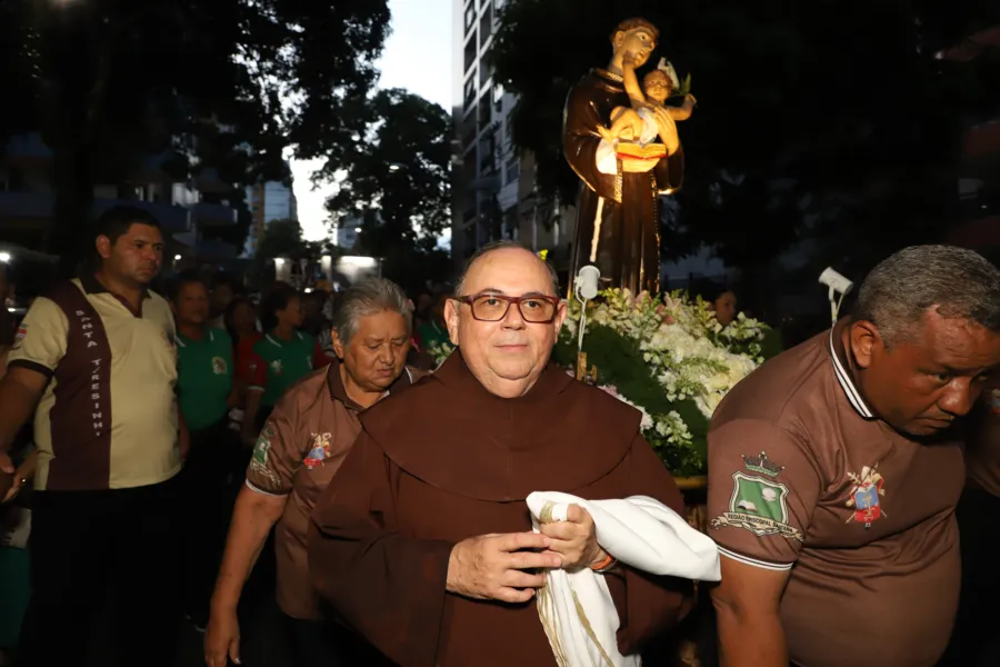 Benção, Santo Antônio! Veja imagens da procissão em Belém