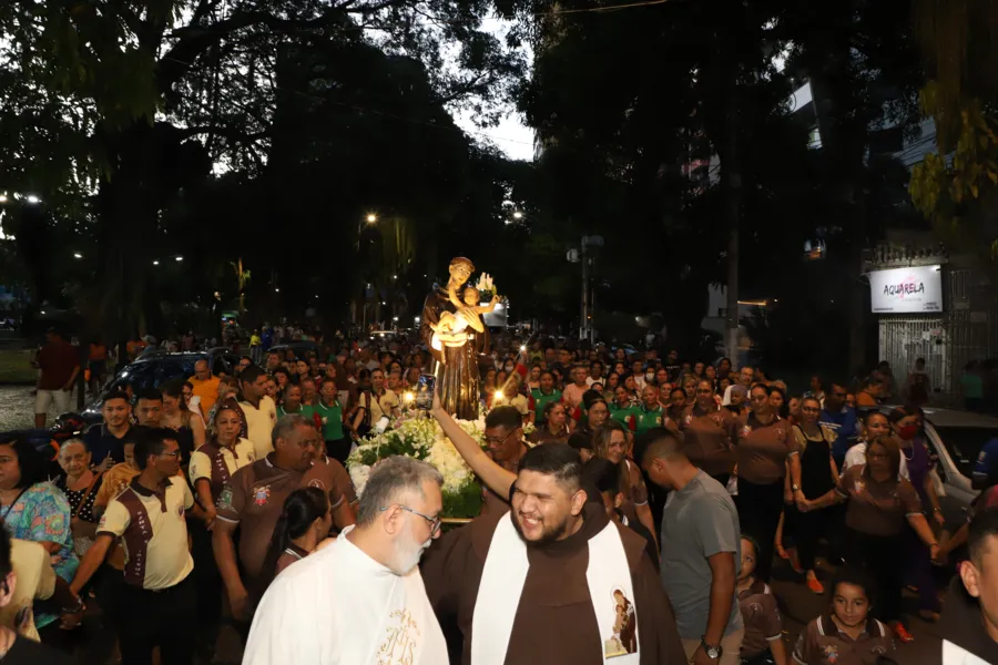 Benção, Santo Antônio! Veja imagens da procissão em Belém