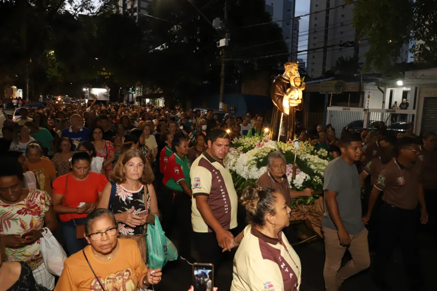 Benção, Santo Antônio! Veja imagens da procissão em Belém