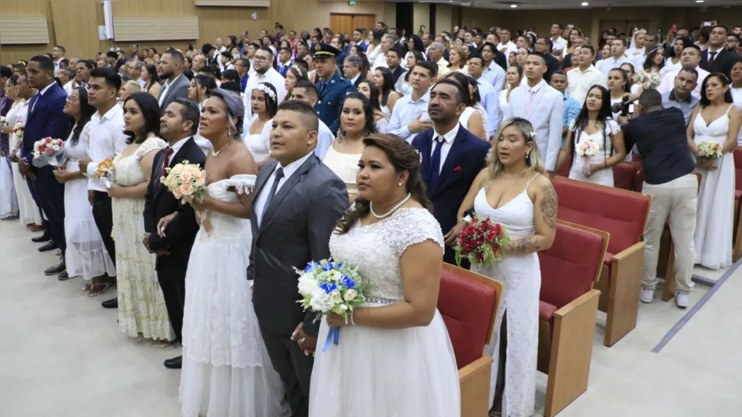 Casamento comunitário une casais no Dia dos Namorados