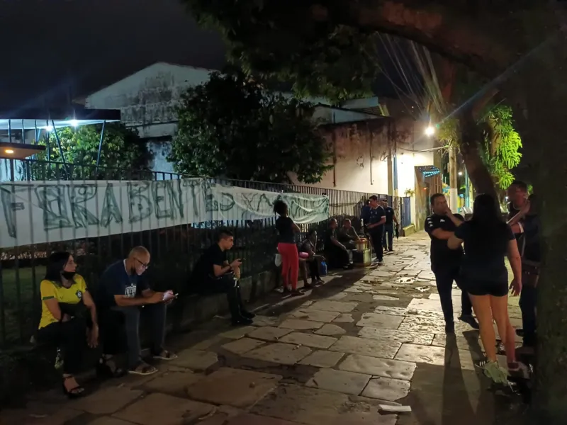 Torcedores protestam em frente à sede social do Remo