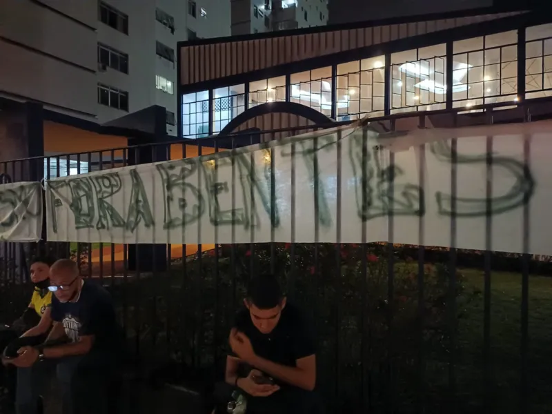 Torcedores protestam em frente à sede social do Remo