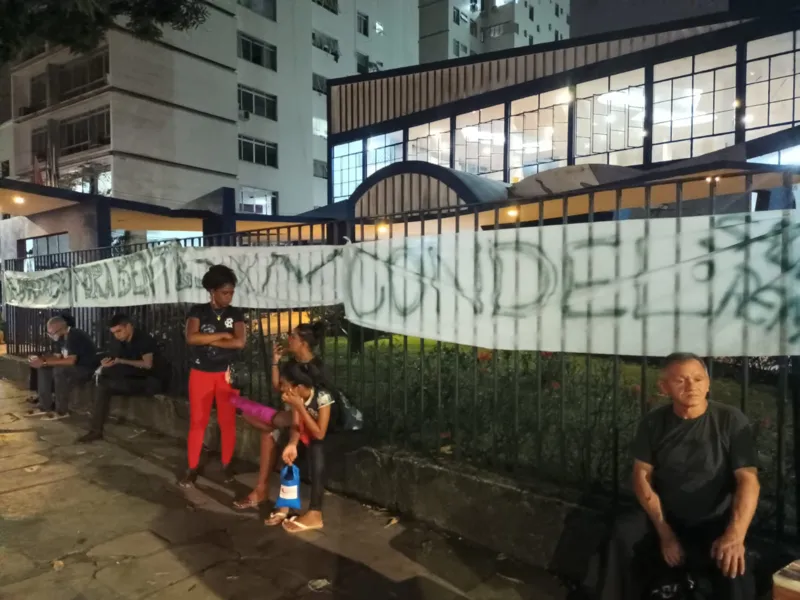 Torcedores protestam em frente à sede social do Remo