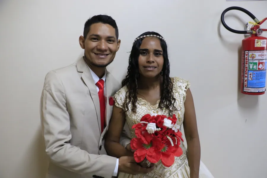 Casamento comunitário une casais no Dia dos Namorados