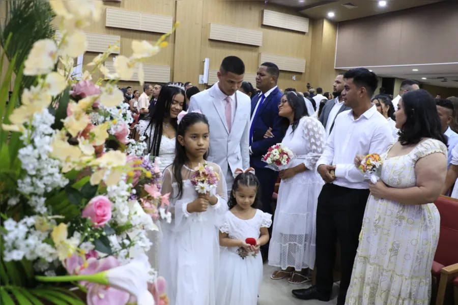 Casamento comunitário une casais no Dia dos Namorados