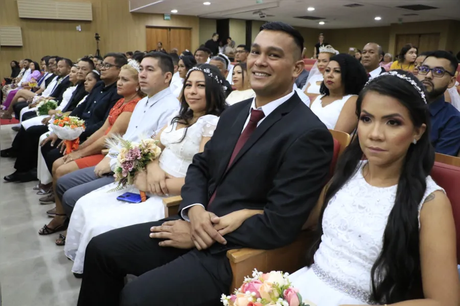 Casamento comunitário une casais no Dia dos Namorados