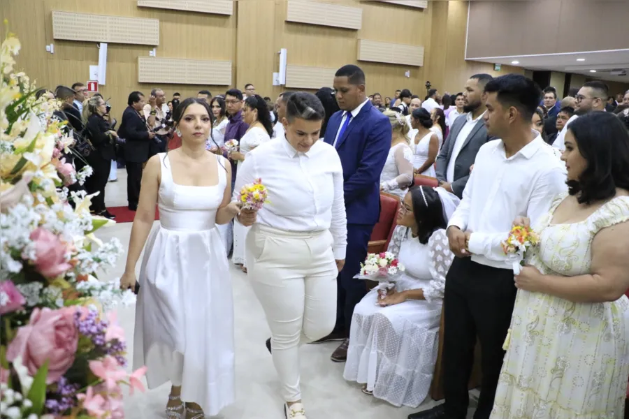 Casamento comunitário une casais no Dia dos Namorados