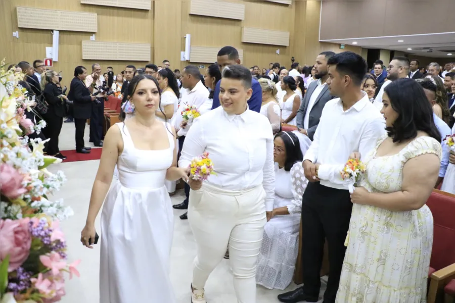 Casamento comunitário une casais no Dia dos Namorados