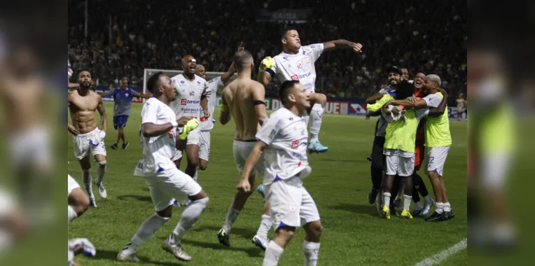 Jogadores correram para a torcida para comemorar