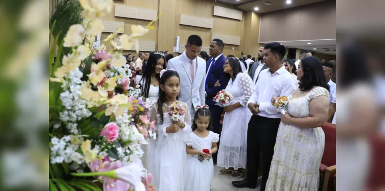 Casamento comunitário une casais no Dia dos Namorados