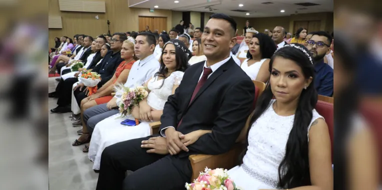 Casamento comunitário une casais no Dia dos Namorados