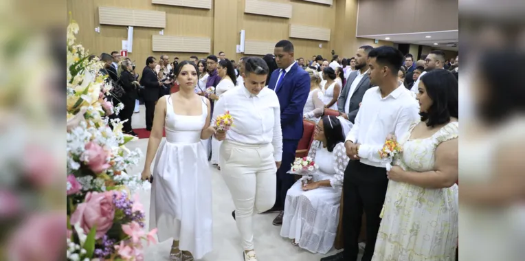 Casamento comunitário une casais no Dia dos Namorados