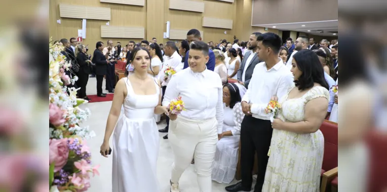 Casamento comunitário une casais no Dia dos Namorados