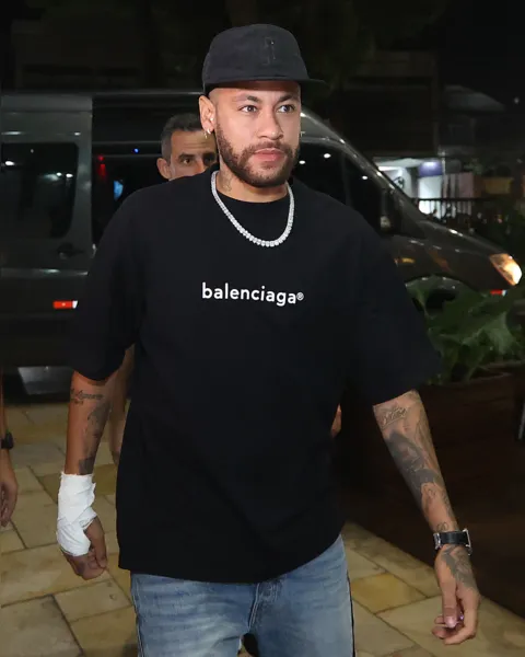 Neymar chega a Belém e se apresenta à Seleção Brasileira