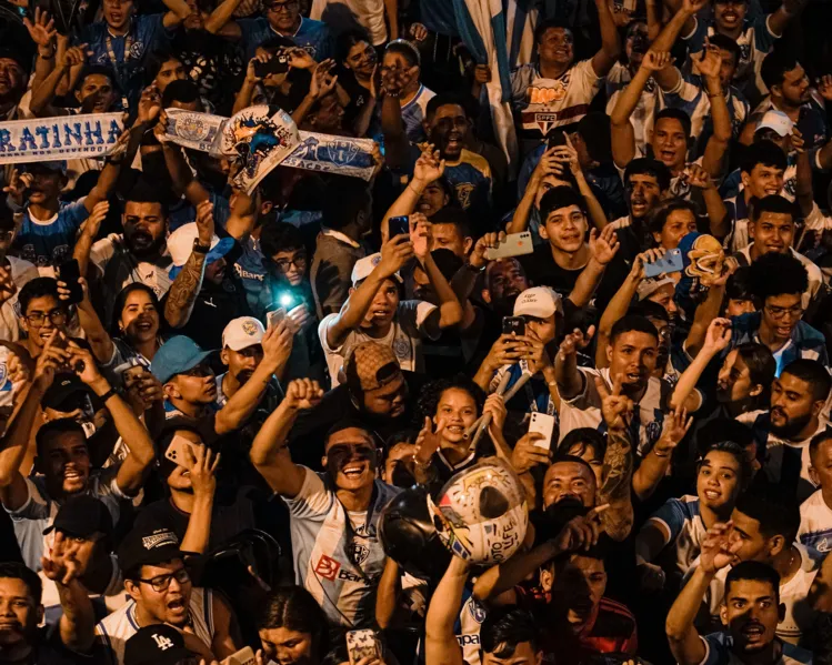 Nos braços da Fiel: Veja as fotos do desembarque do Paysandu