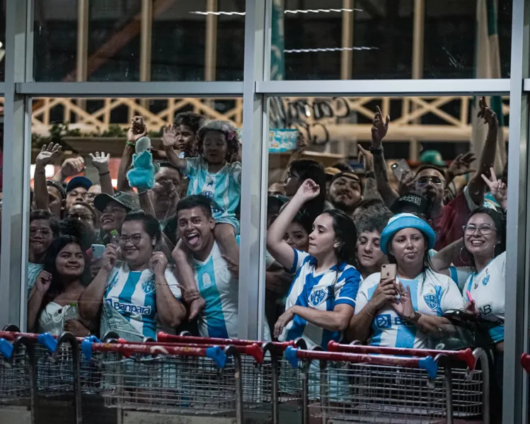 Nos braços da Fiel: Veja as fotos do desembarque do Paysandu