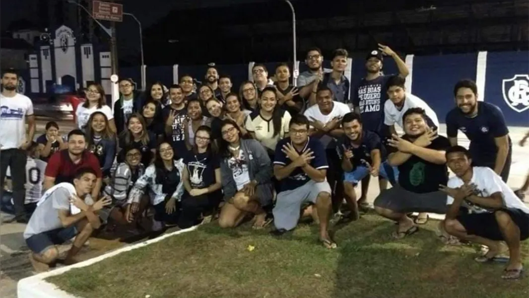 Torcida do Clube do Remo ajuda fiéis do Círio de Nazaré 2023