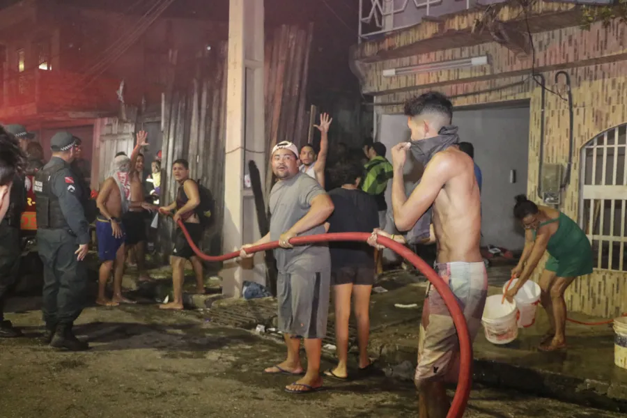 Veja imagens do incêndio que destruiu casas na Sacramenta