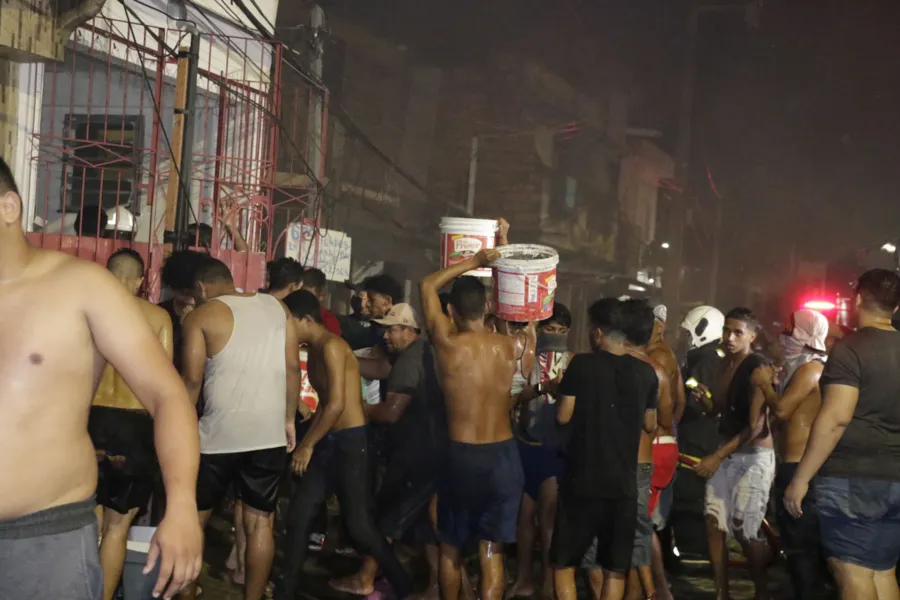 Veja imagens do incêndio que destruiu casas na Sacramenta