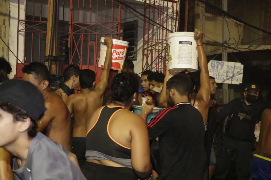 Veja imagens do incêndio que destruiu casas na Sacramenta