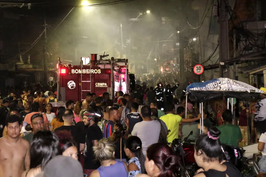 Veja imagens do incêndio que destruiu casas na Sacramenta