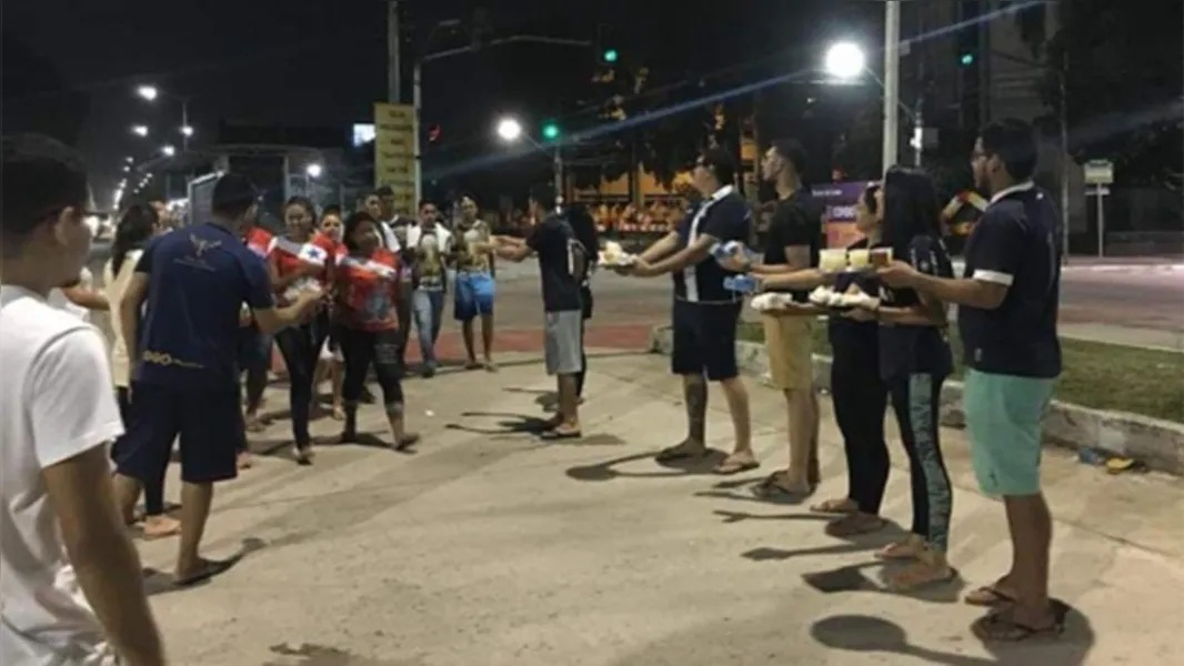 Torcida do Clube do Remo ajuda fiéis do Círio de Nazaré 2023