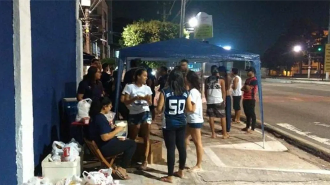 Torcida do Clube do Remo ajuda fiéis do Círio de Nazaré 2023