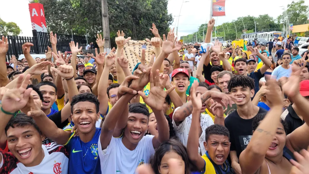 Torcida faz fila no Mangueirão após fake news sobre treino