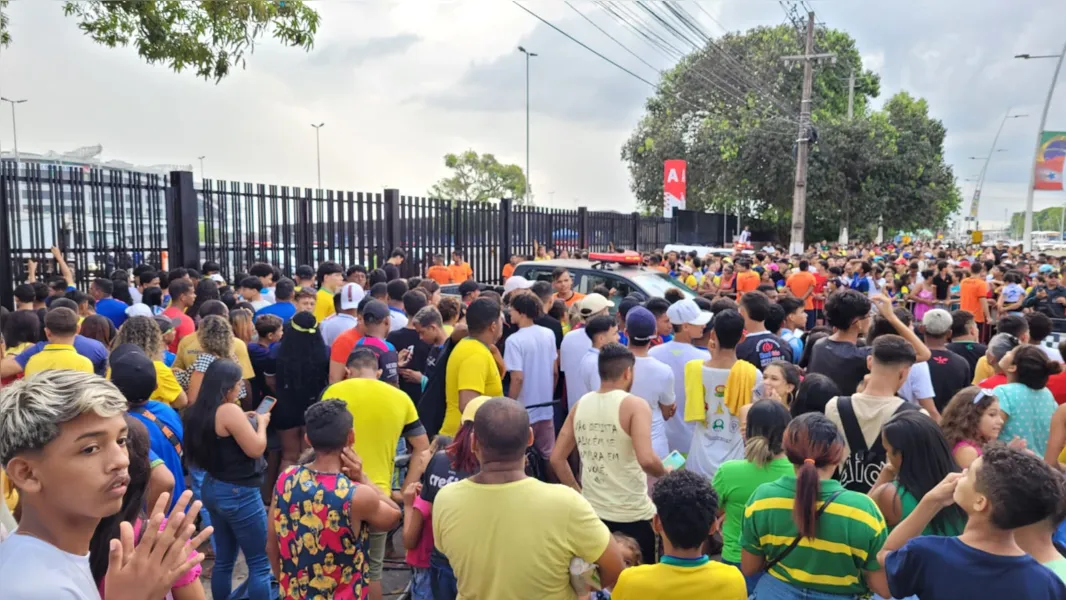 Torcida faz fila no Mangueirão após fake news sobre treino