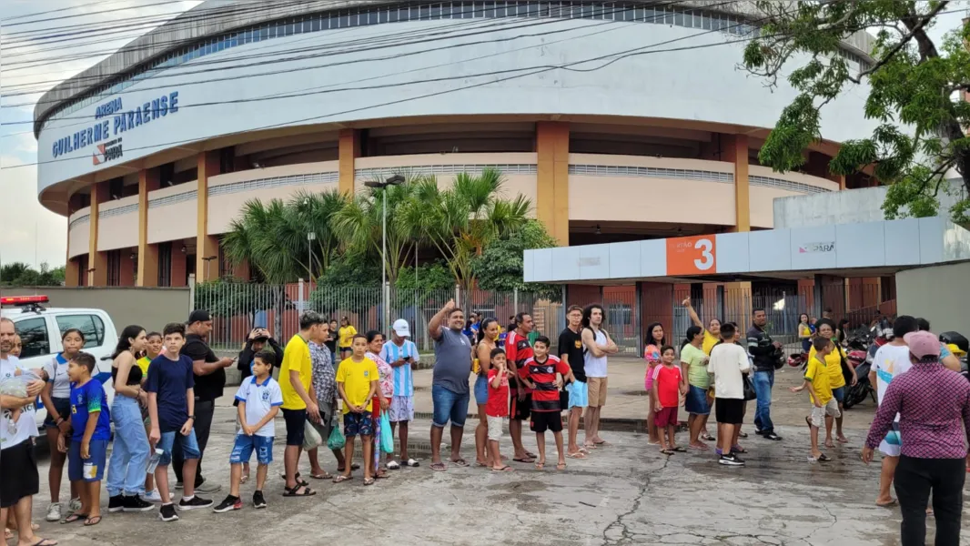 Torcida faz fila no Mangueirão após fake news sobre treino