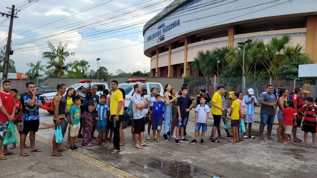 Torcida faz fila no Mangueirão após fake news sobre treino