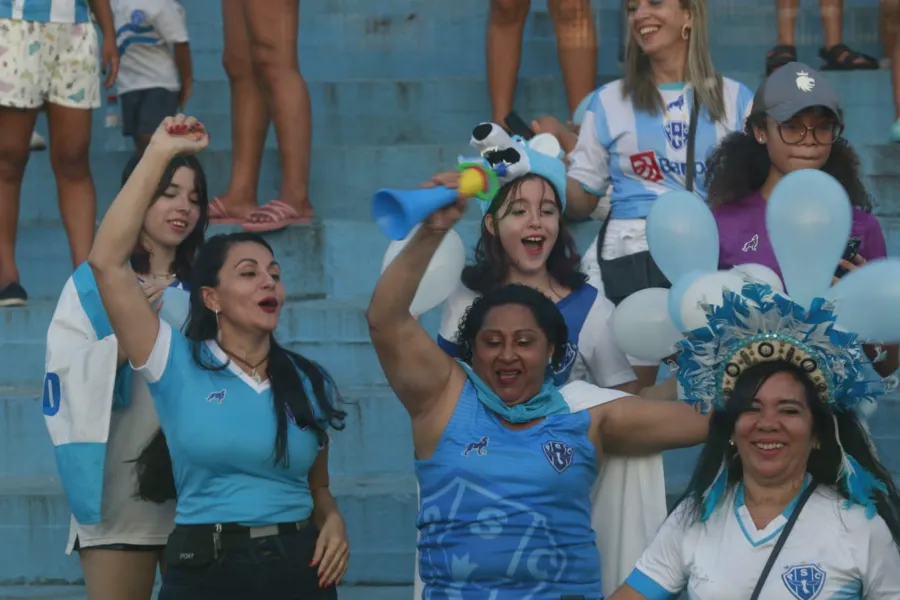 Torcida feminina invade a Curuzu para jogo do Paysandu