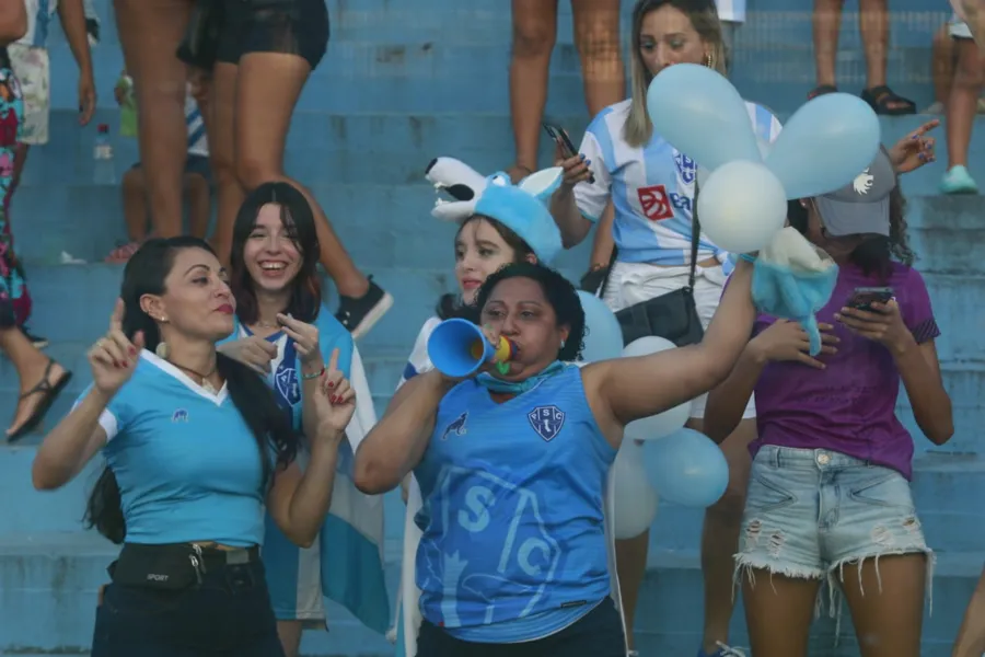 Torcida feminina invade a Curuzu para jogo do Paysandu