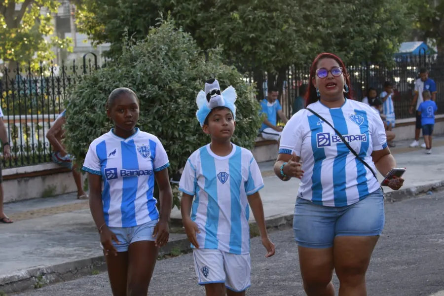 Torcida feminina invade a Curuzu para jogo do Paysandu