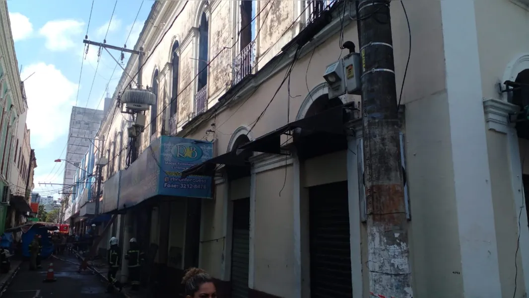 VÍDEO: grande incêndio destrói sete lojas no Centro de Belém  