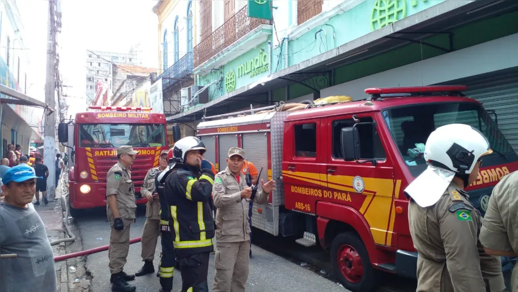 VÍDEO: grande incêndio destrói sete lojas no Centro de Belém  