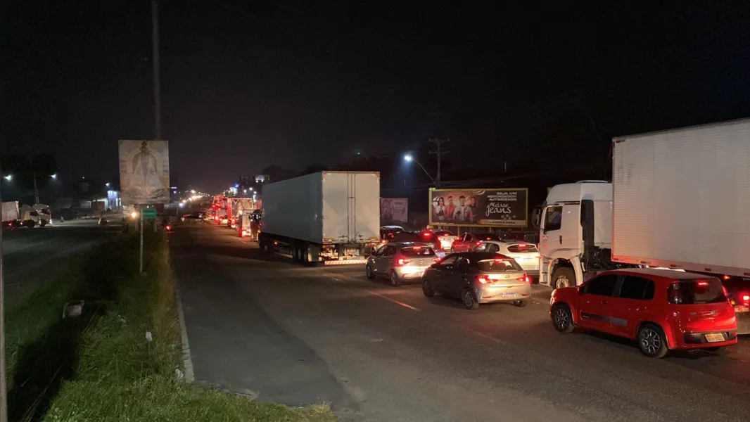 Fotos: BR-316 tem trânsito intenso na noite de quarta (6)