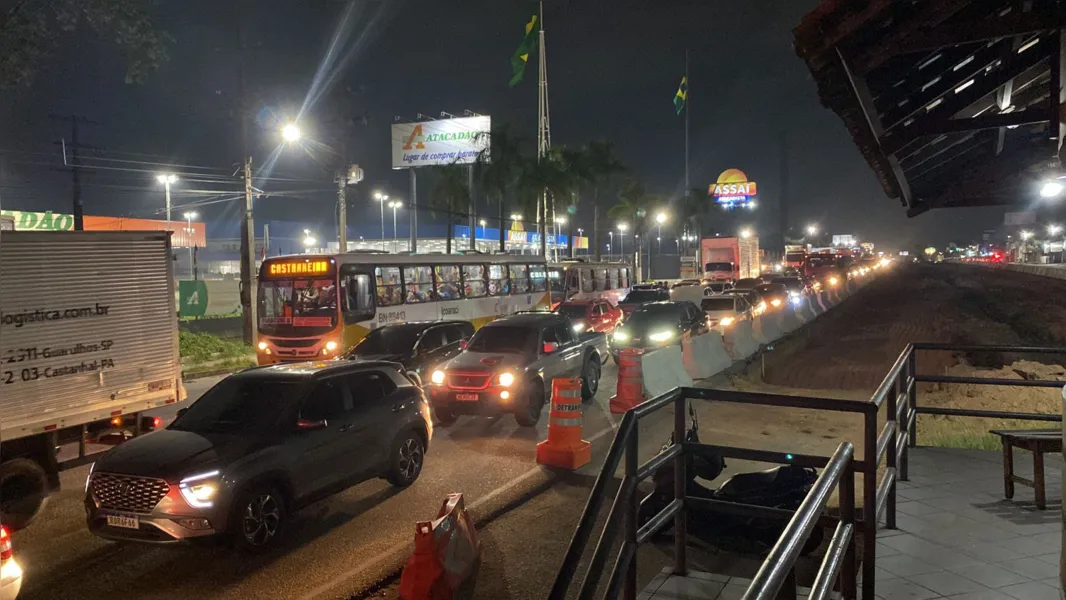 Fotos: BR-316 tem trânsito intenso na noite de quarta (6)