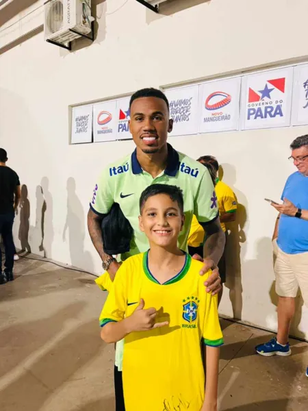 Menino vem de barco de Portel a Belém para ver a Seleção