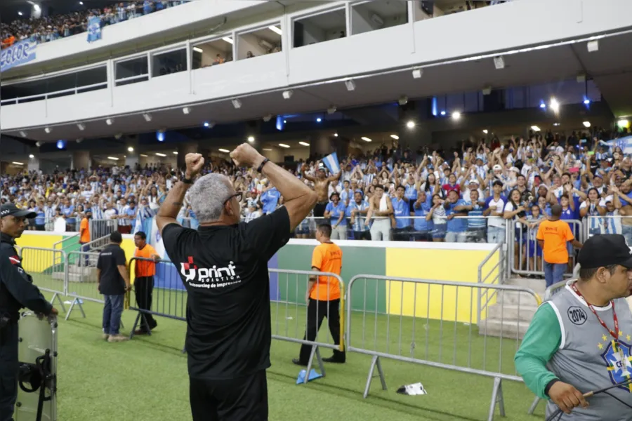 Com Hélio no meio da Fiel, veja fotos da vitória do Paysandu