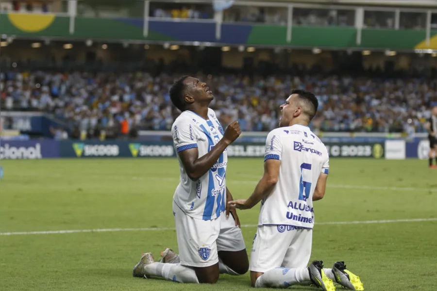 Com Hélio no meio da Fiel, veja fotos da vitória do Paysandu